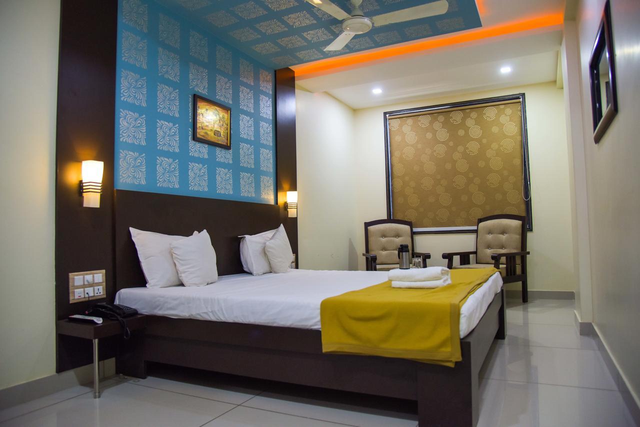Hotel Tulsi Residency ブジ エクステリア 写真