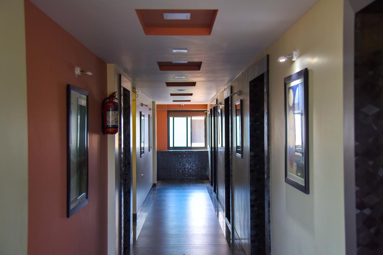 Hotel Tulsi Residency ブジ エクステリア 写真