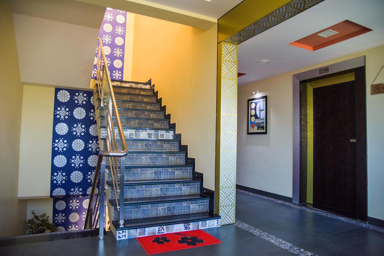 Hotel Tulsi Residency ブジ エクステリア 写真