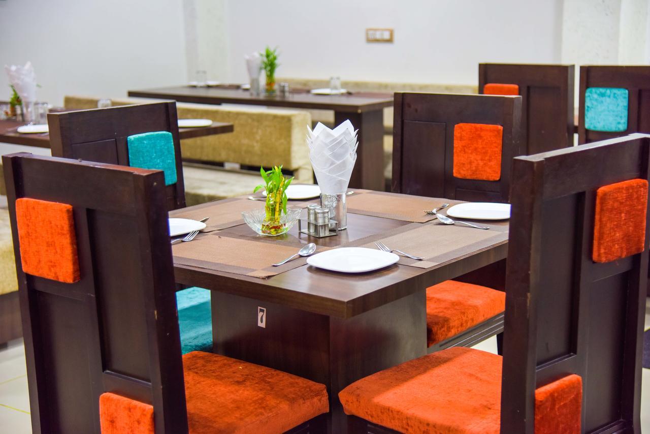 Hotel Tulsi Residency ブジ エクステリア 写真