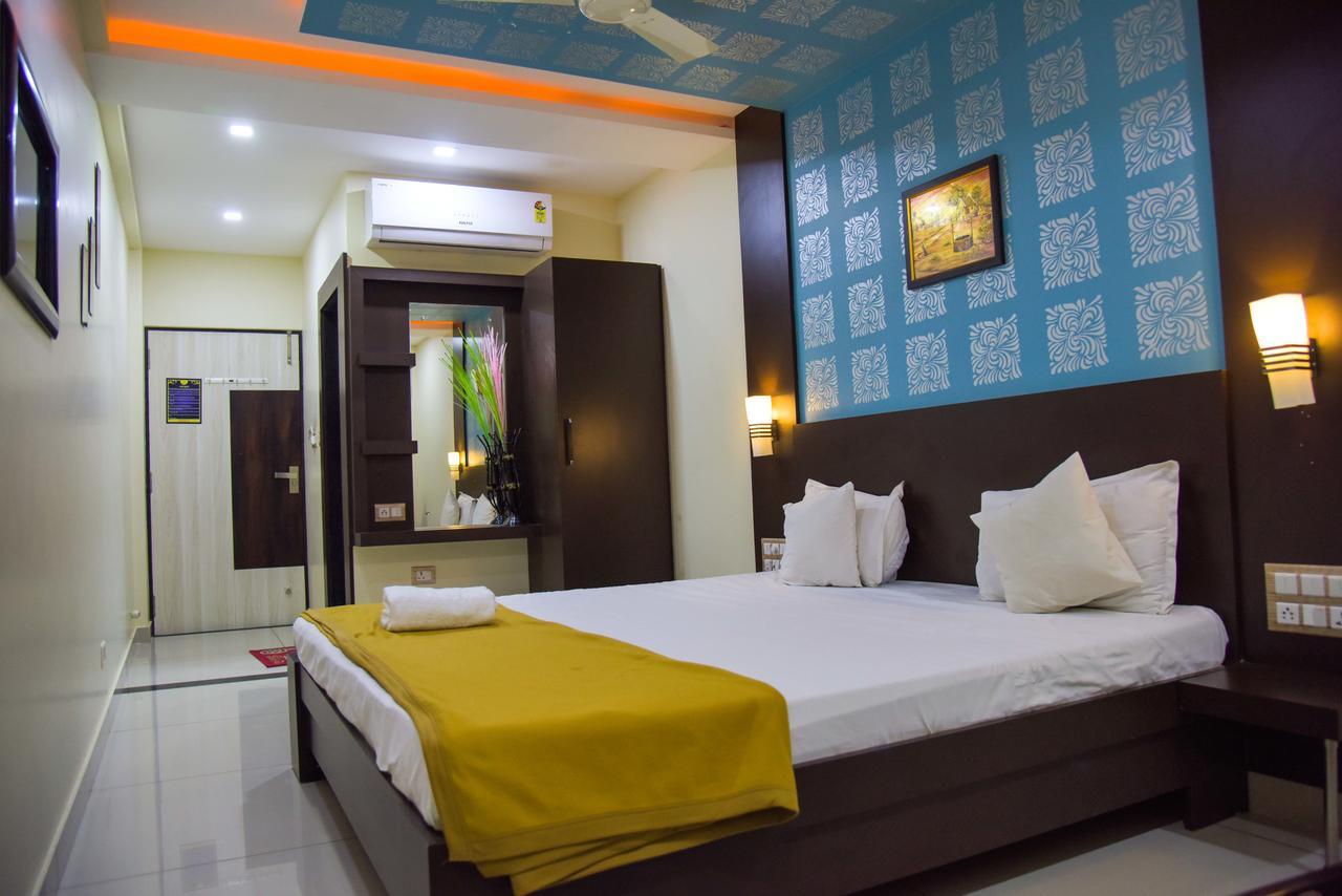 Hotel Tulsi Residency ブジ エクステリア 写真