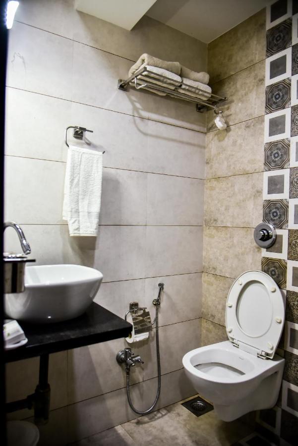 Hotel Tulsi Residency ブジ エクステリア 写真