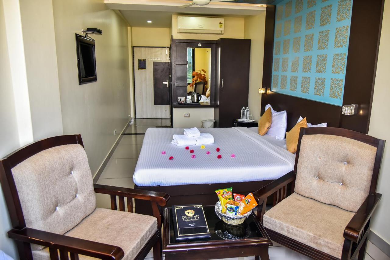 Hotel Tulsi Residency ブジ エクステリア 写真