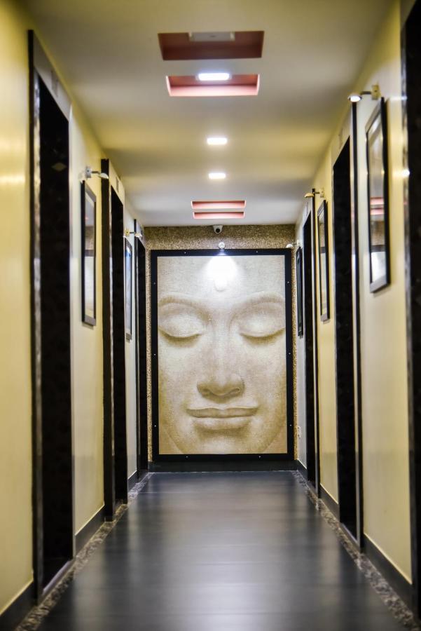 Hotel Tulsi Residency ブジ エクステリア 写真