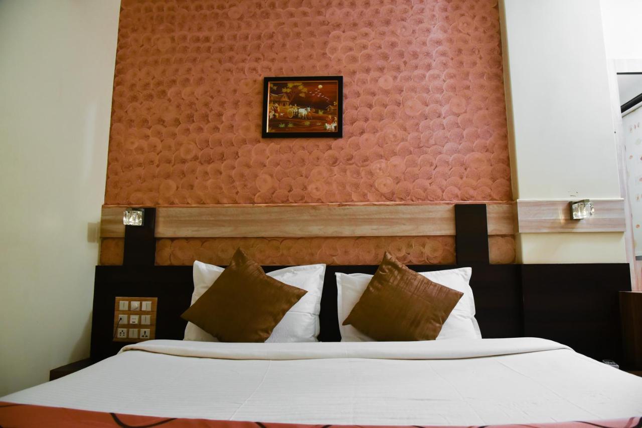 Hotel Tulsi Residency ブジ エクステリア 写真