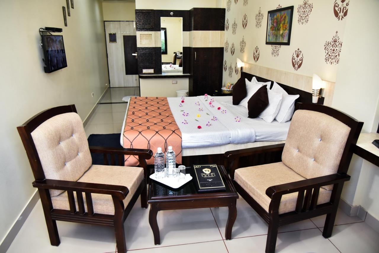 Hotel Tulsi Residency ブジ エクステリア 写真