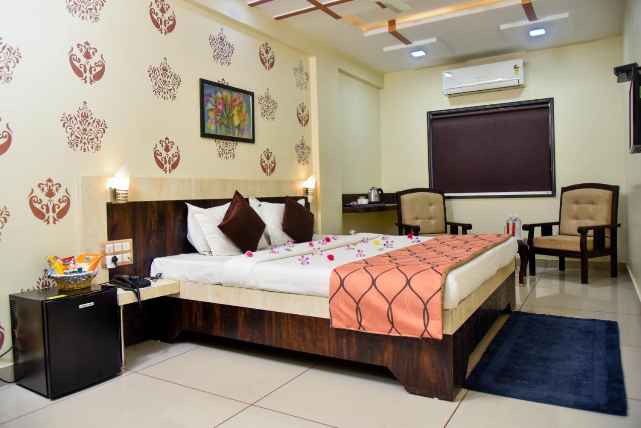 Hotel Tulsi Residency ブジ エクステリア 写真