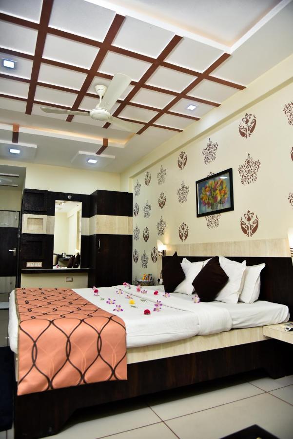 Hotel Tulsi Residency ブジ エクステリア 写真